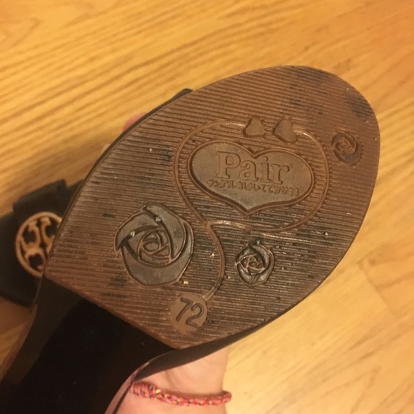 VAN VAN BLACK HEELS WITH EMBLEM - Picture 6 of 6